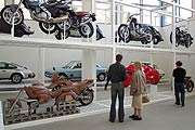 Motorrad und Automodelle (Bild: Martin Schmitz)